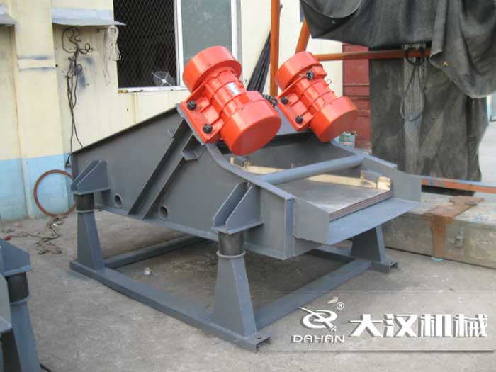 礦用振動(dòng)篩采用優(yōu)質(zhì)的錳鋼材質(zhì)，主要特點(diǎn)就耐磨性強(qiáng)，對(duì)于礦用振動(dòng)篩來說其，耐磨性是非常重要的。