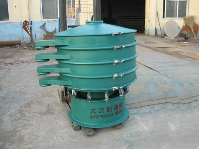 直徑1000型振動(dòng)篩除了有碳鋼材質(zhì)其還有不銹鋼+碳鋼，以及全不銹鋼的選擇，用戶可根據(jù)用戶物料的性質(zhì)不同可進(jìn)行選擇。