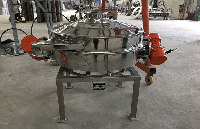 主要采用的是雙振動(dòng)電機(jī)振動(dòng)，其振動(dòng)力比普通振動(dòng)篩要高，同時(shí)采用直泄式的排料方式，很好的解決了堵料塞料的問題。
