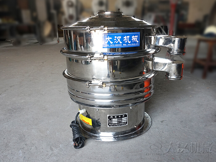 醫(yī)藥振動(dòng)篩主要采用的是304不銹鋼振動(dòng)篩，優(yōu)勢(shì)：設(shè)備干凈衛(wèi)生，不易生銹，使用壽命長(zhǎng)久，經(jīng)久耐用。